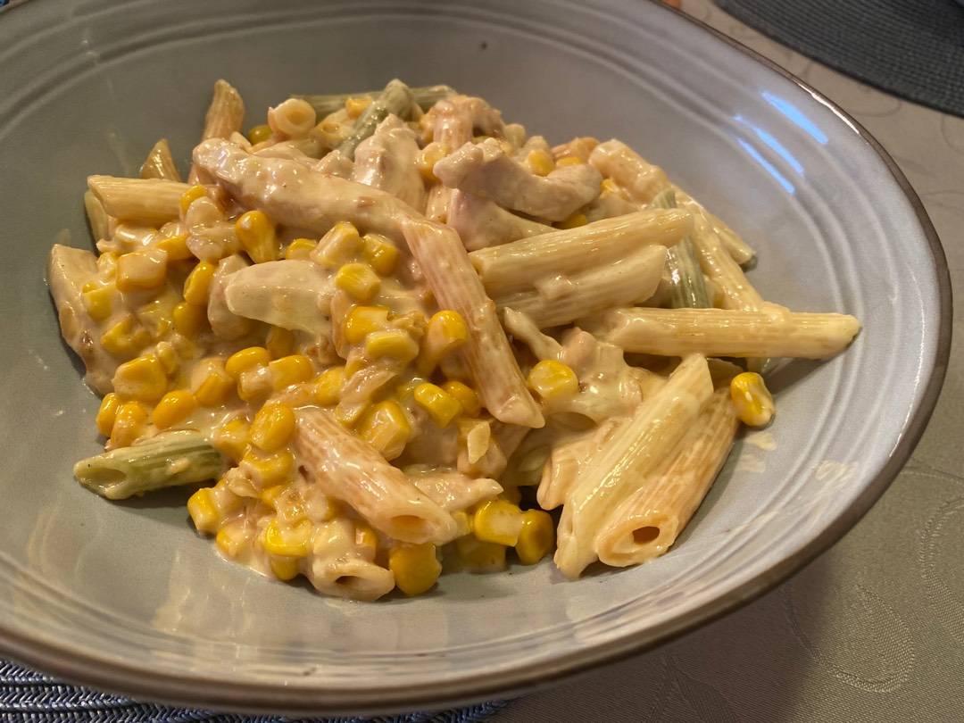 Egyszerű tejszínes-kukoricás csirkés penne recept – főfotó