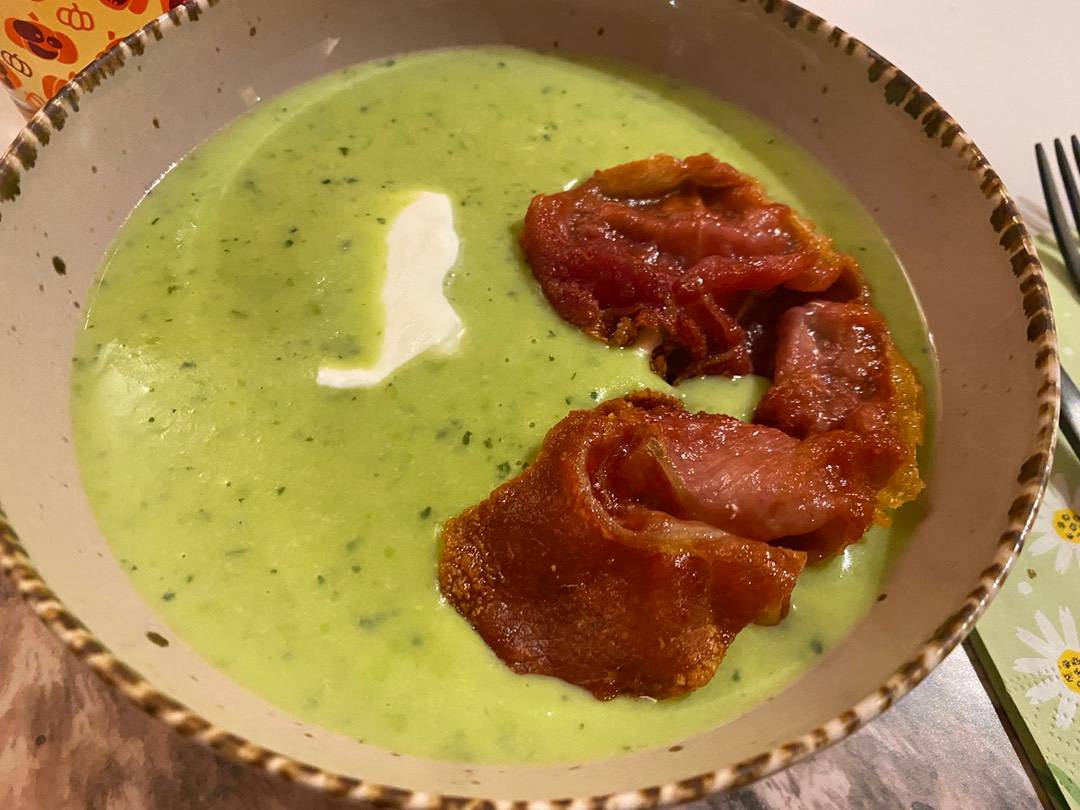 FehĂ©rboros zöldborsĂł krĂ©mleves pirĂtott Serrano sonkĂĄval Thermomixben recept