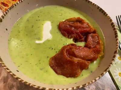 Fehérboros zöldborsó krémleves pirított Serrano sonkával Thermomixben recept recept fotó