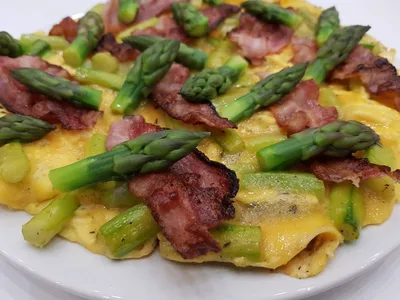 Tavaszi spárgás omlett recept recept fotó