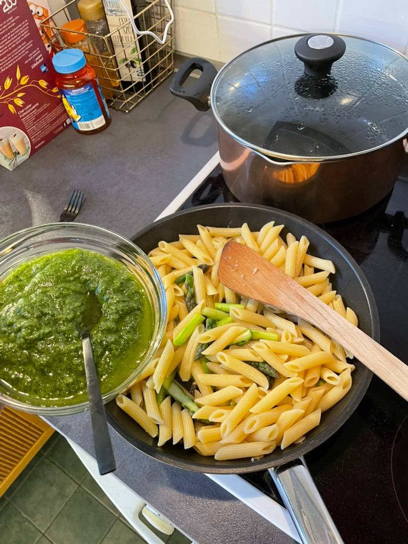 Penne pesto zöldspárgával recept – 7. lépés