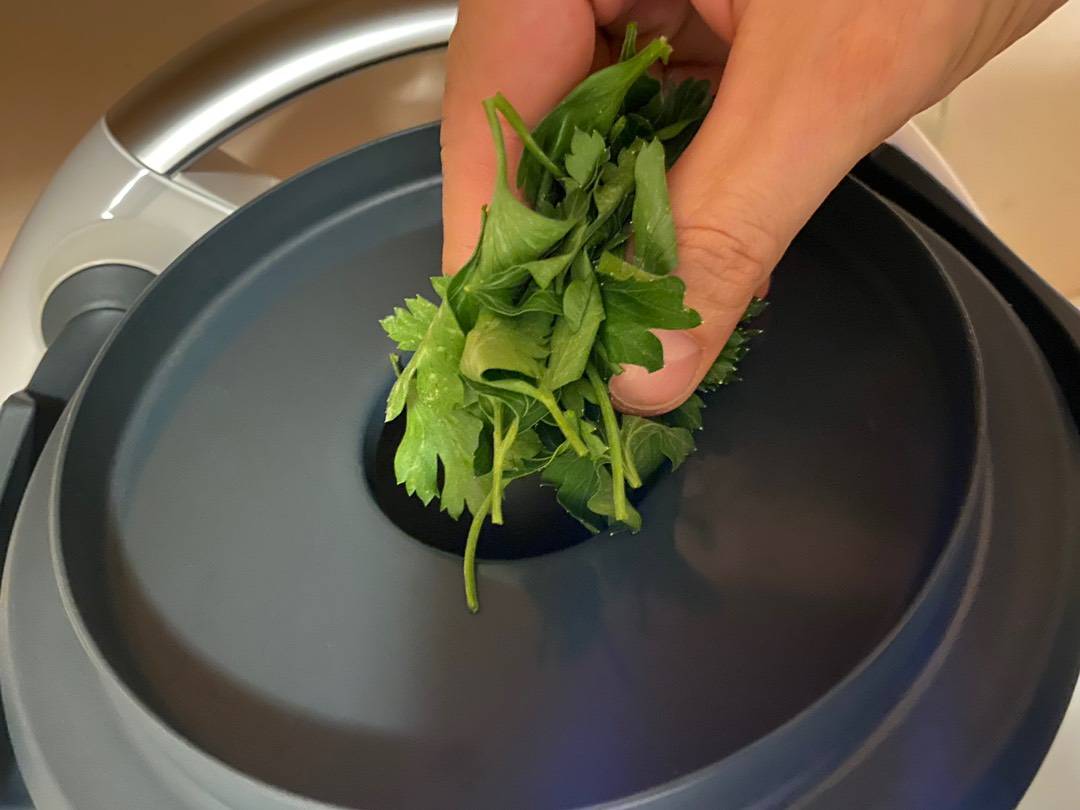 Fehérboros zöldborsó krémleves pirított Serrano sonkával Thermomixben recept – 2. lépés