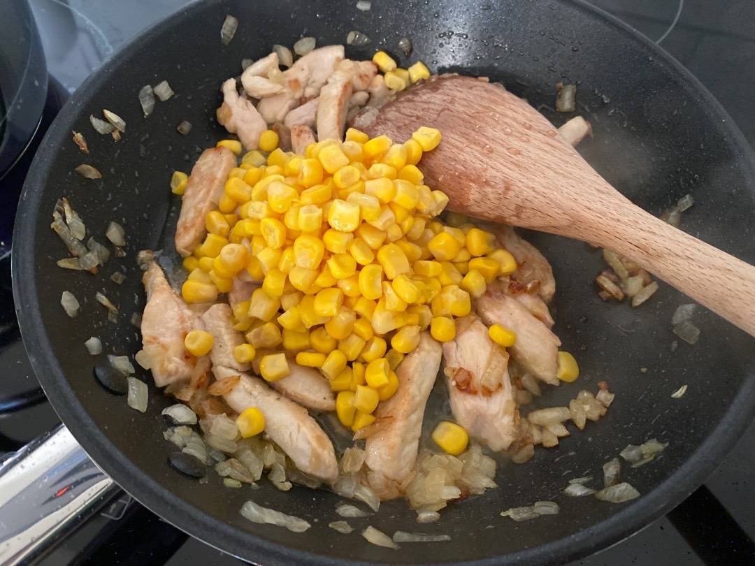 Egyszerű tejszínes-kukoricás csirkés penne recept – 6. lépés