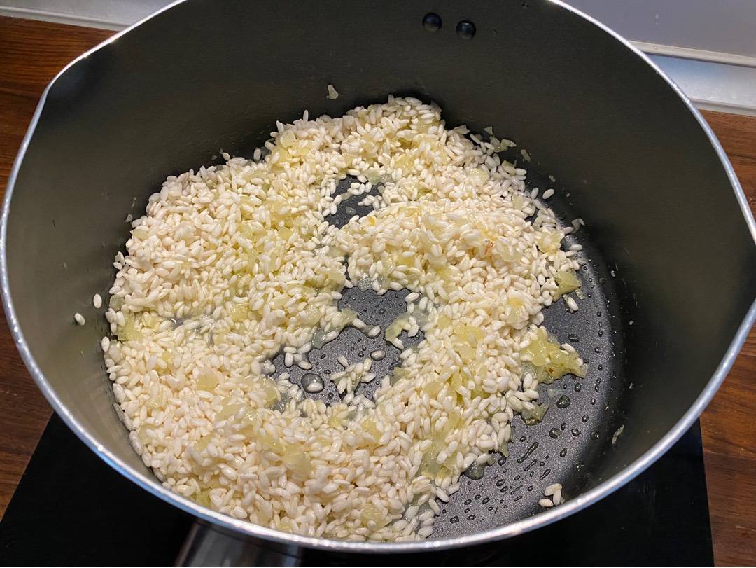 Gorgonzolás-zelleres rizottó pirított dióval recept – 7. lépés