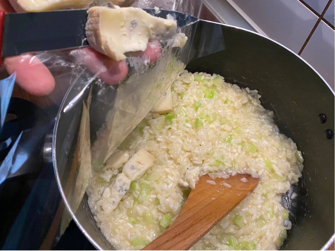 Gorgonzolás-zelleres rizottó pirított dióval recept – 10. lépés