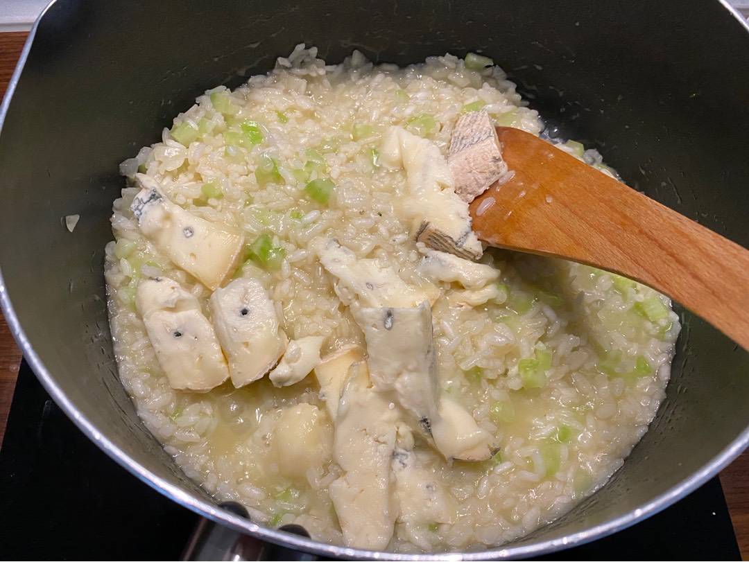 Gorgonzolás-zelleres rizottó pirított dióval recept – 10. lépés