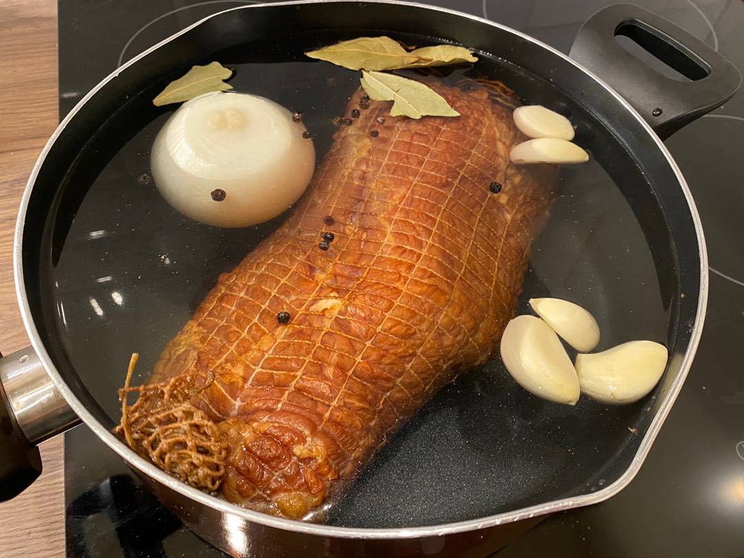 Húsvéti kötözött sonka főzése recept – 2. lépés