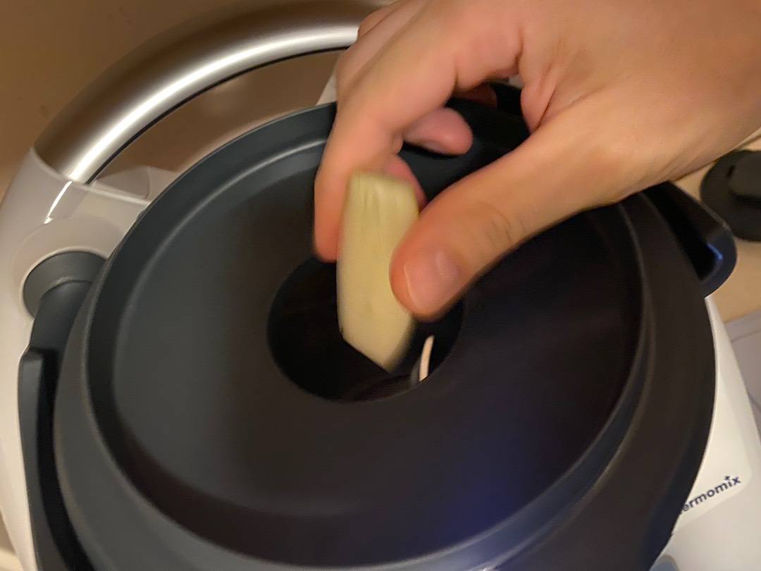 Fehérboros zöldborsó krémleves pirított Serrano sonkával Thermomixben recept – 2. lépés