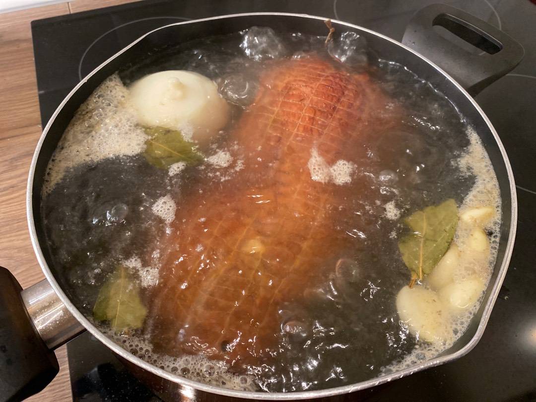 Húsvéti kötözött sonka főzése recept – 3. lépés