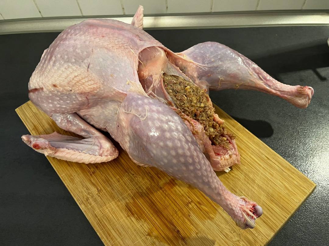 Karácsonyi egész, töltött, gesztenyés bébipulyka recept – 9. lépés