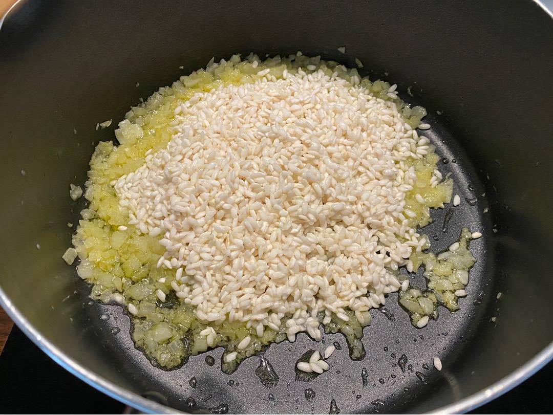 Gorgonzolás-zelleres rizottó pirított dióval recept – 7. lépés