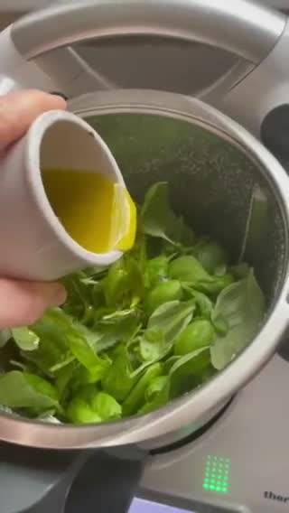 Bazsalikom pesto Thermomixben recept – 2. lépés