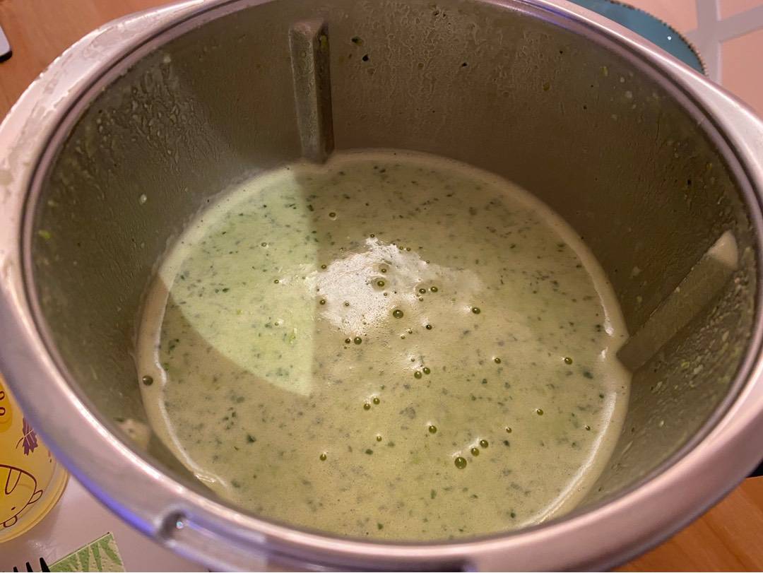 Fehérboros zöldborsó krémleves pirított Serrano sonkával Thermomixben recept – 8. lépés