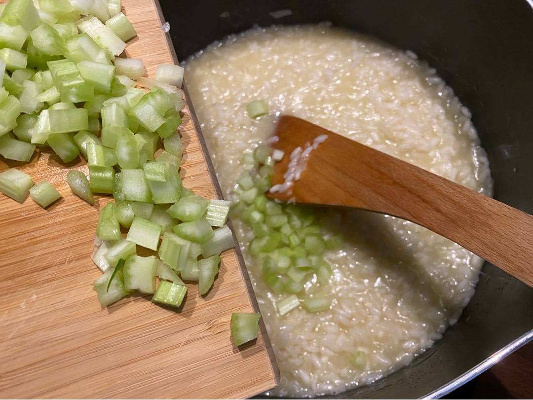 Gorgonzolás-zelleres rizottó pirított dióval recept – 9. lépés