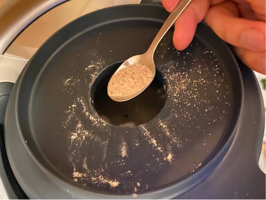 Fehérboros zöldborsó krémleves pirított Serrano sonkával Thermomixben recept – 5. lépés