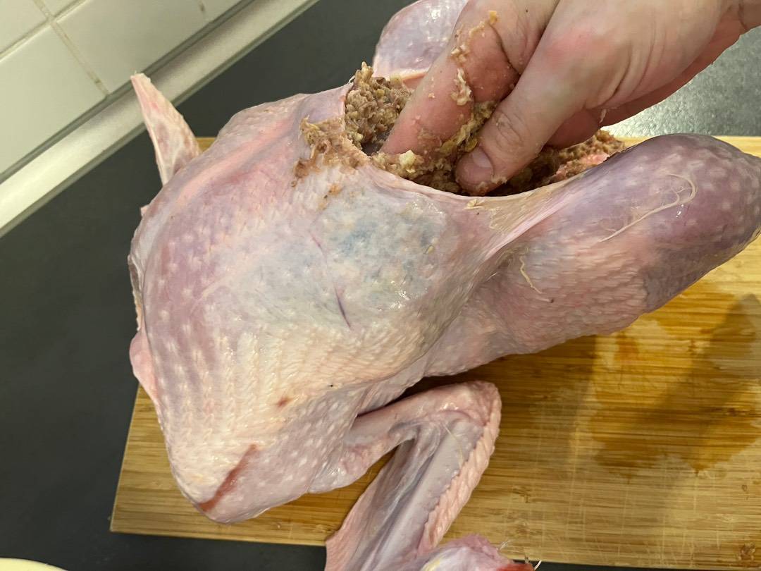Karácsonyi egész, töltött, gesztenyés bébipulyka recept – 10. lépés