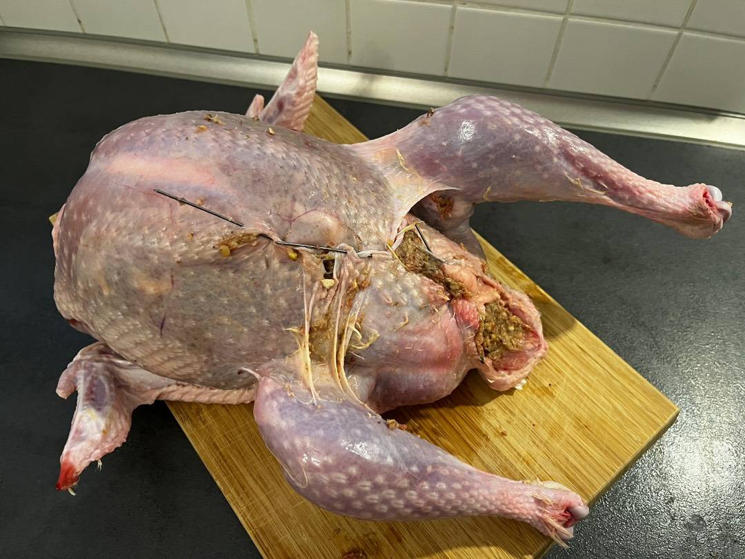 Karácsonyi egész, töltött, gesztenyés bébipulyka recept – 11. lépés