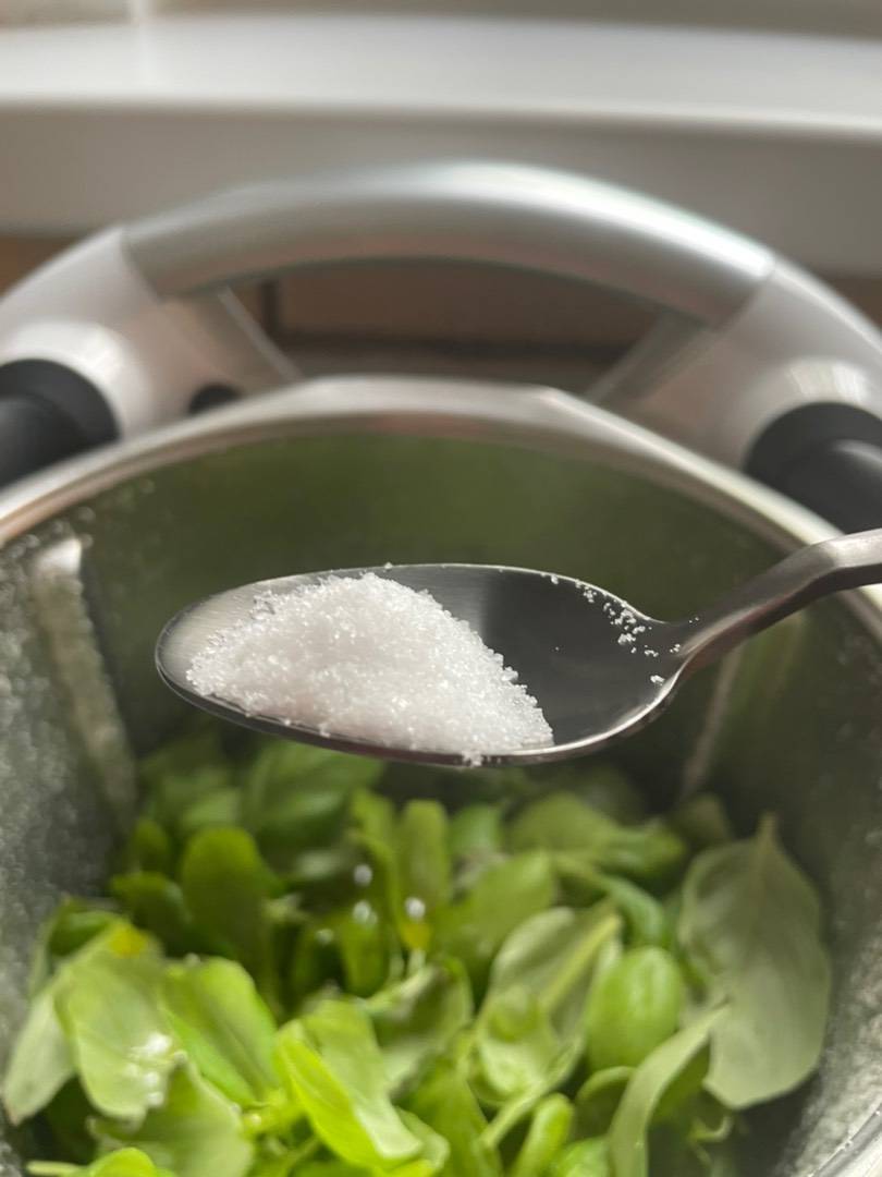 Bazsalikom pesto Thermomixben recept – 2. lépés