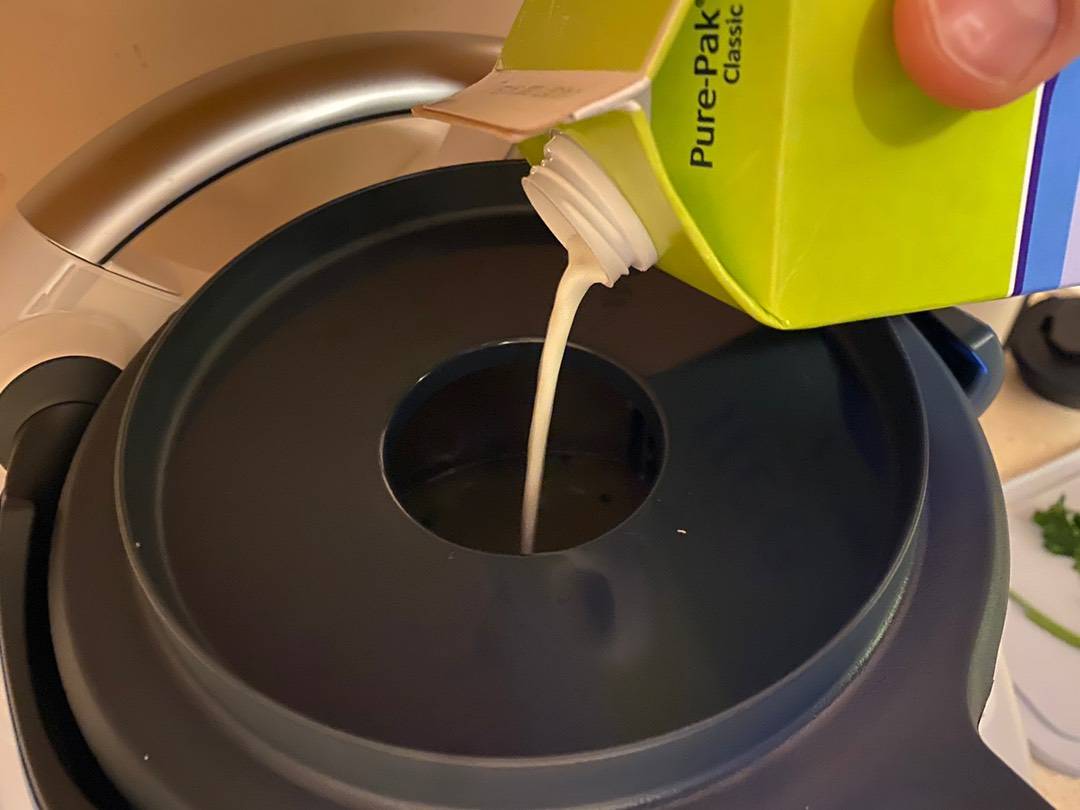 Fehérboros zöldborsó krémleves pirított Serrano sonkával Thermomixben recept – 4. lépés