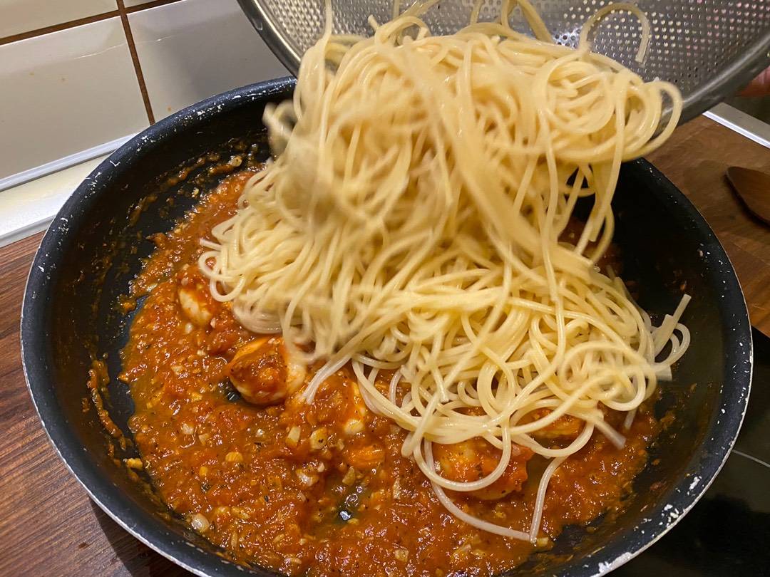Paradicsomos-garnélás spaghetti recept – 8. lépés