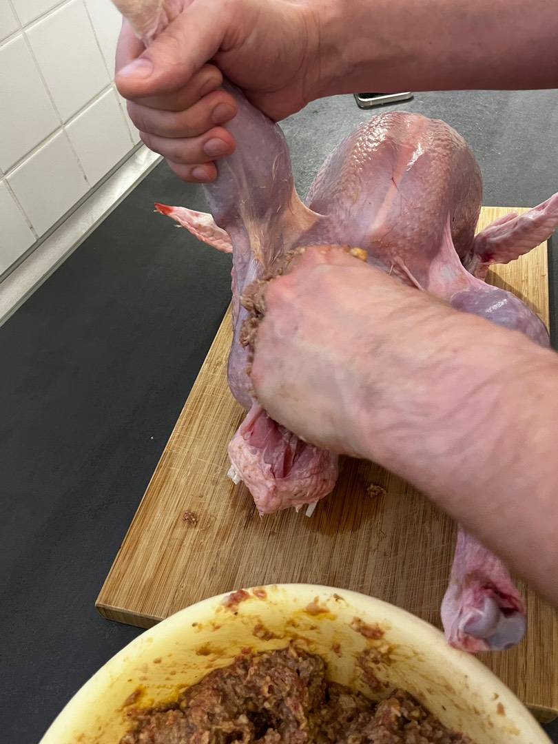 Karácsonyi egész, töltött, gesztenyés bébipulyka recept – 9. lépés
