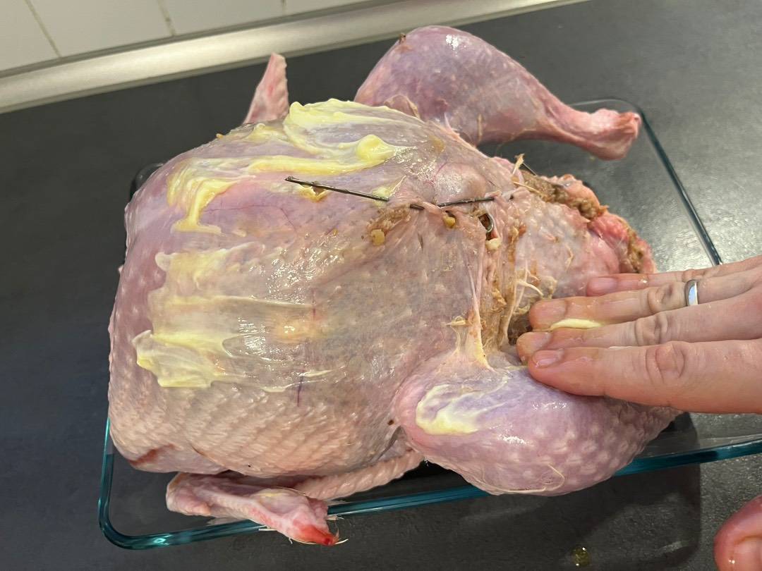 Karácsonyi egész, töltött, gesztenyés bébipulyka recept – 12. lépés