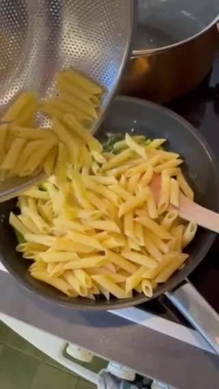 Penne pesto zöldspárgával recept – 7. lépés