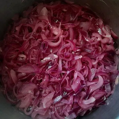 Joghurtos lilahagymaleves medve sajttal és pirított zsemlekockával 👌 – 2. lépés