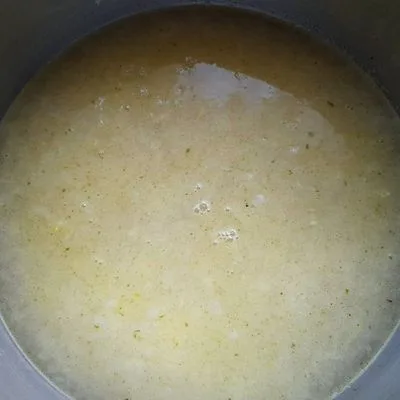 Zöldhagymás fehérhagyma-krémleves fokhagymás pirítóssal 👌 – 2. lépés