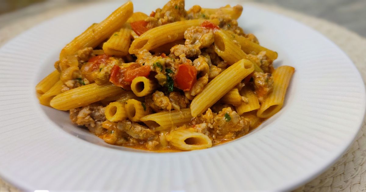 Penne tészta darált hússal és zöldségel recept fotó