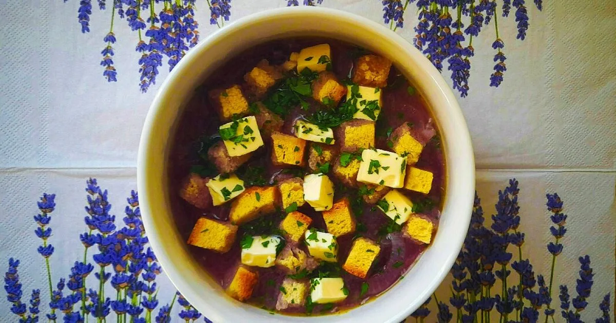 Joghurtos lilahagymaleves medve sajttal és pirított zsemlekockával 👌 recept fotó