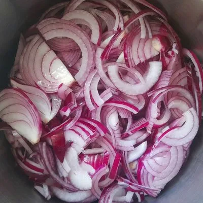 Joghurtos lilahagymaleves medve sajttal és pirított zsemlekockával 👌 – 1. lépés