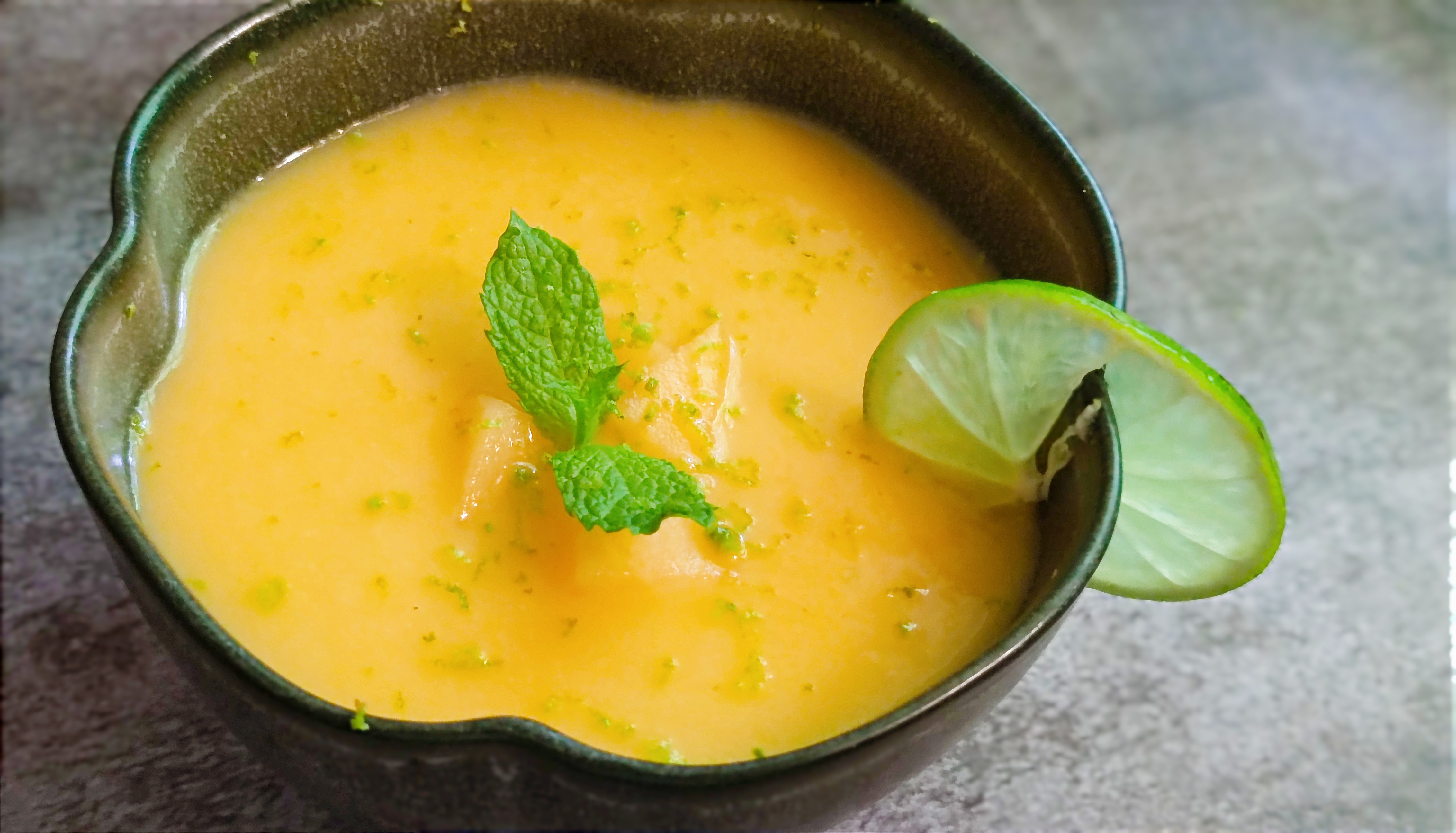 Sárgadinnye–kókusz–lime krémleves mentával recept fotó
