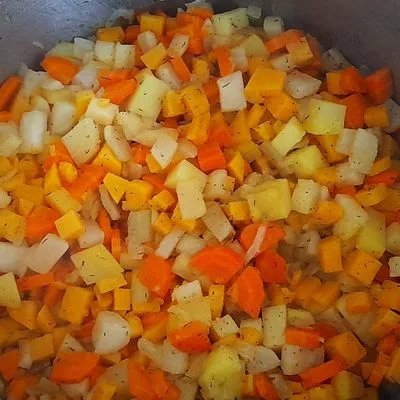 Krémleves gumós és gyökérzöldségekből 👌 – 2. lépés