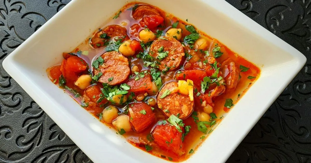 Fűszeres lencse és csicseriborsóleves füstölt kolbásszal 👌 recept fotó