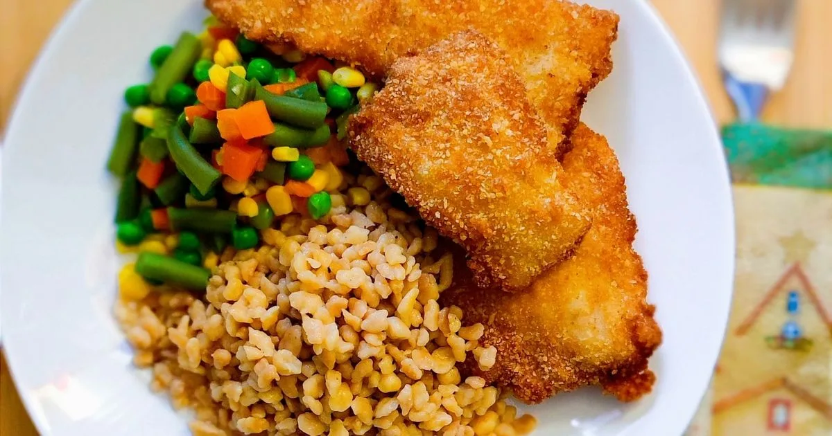 🌲 Pirított tarhonya mexói zöldséggel - Rántott halfilével recept fotó