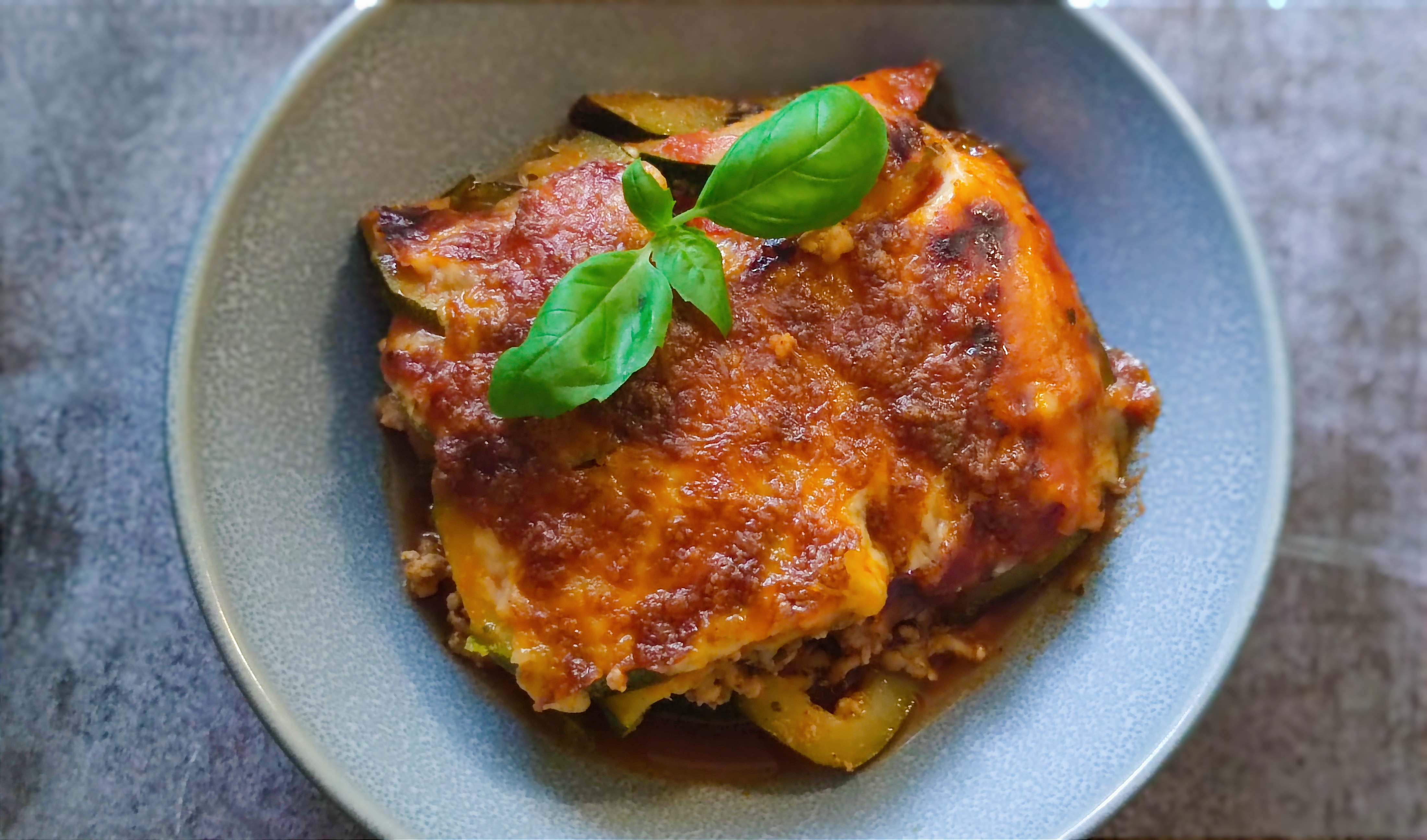 Szaftos, sajtos-húsos rakott cukkini karikák recept fotó
