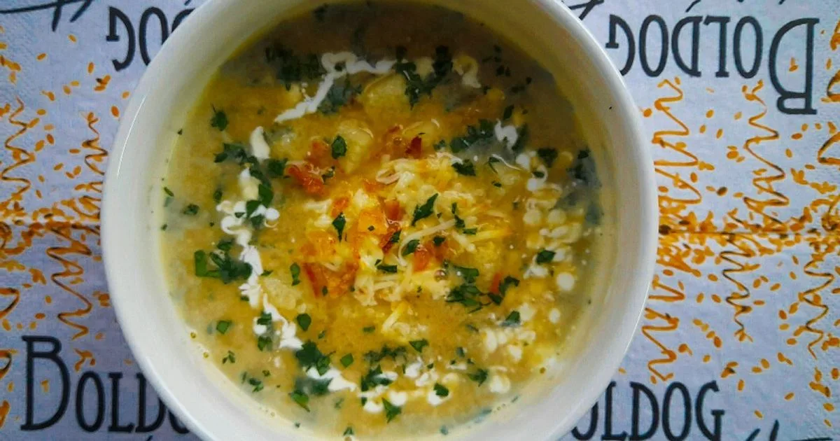 Mustáros lencsekrémleves füstölt sajttal és pirított hagymával recept fotó