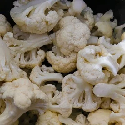 Gyors, selymes kakukkfűves karfiol krémleves pirított mandulával 🥣🌿 – 2. lépés