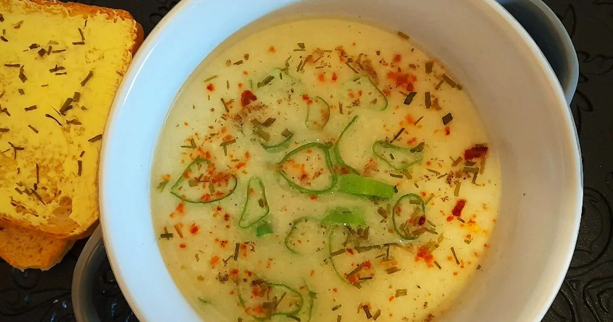 Zöldhagymás fehérhagyma-krémleves fokhagymás pirítóssal  👌 recept fotó