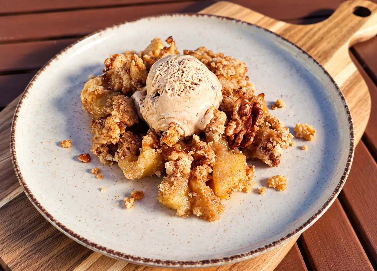 🍎 Apple Crisp – amerikai almás roppanós dióval, sós karamellfagyival – Mónika módra ❤️ – főfotó