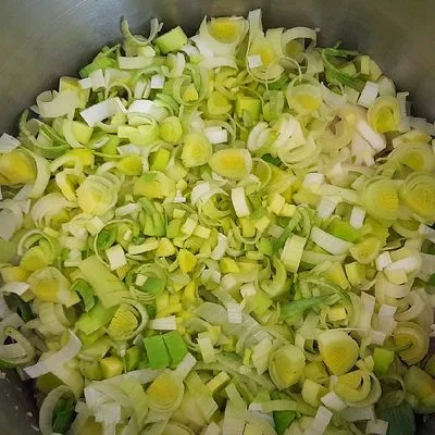 Krémsajtos gombás póréleves darált hússal👌 – 5. lépés