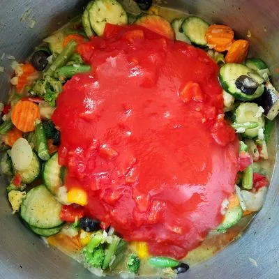 Mediterrán zöldségleves sajtos-joghurtos pitával 🍅👌 – 3. lépés