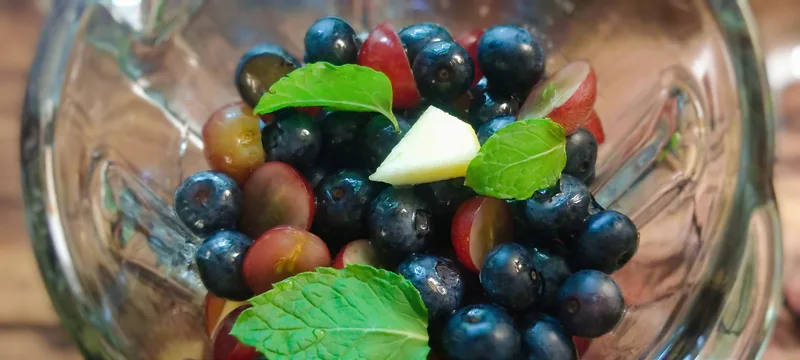 Áfonya–fekete szőlő–alma frissítő – 2. lépés