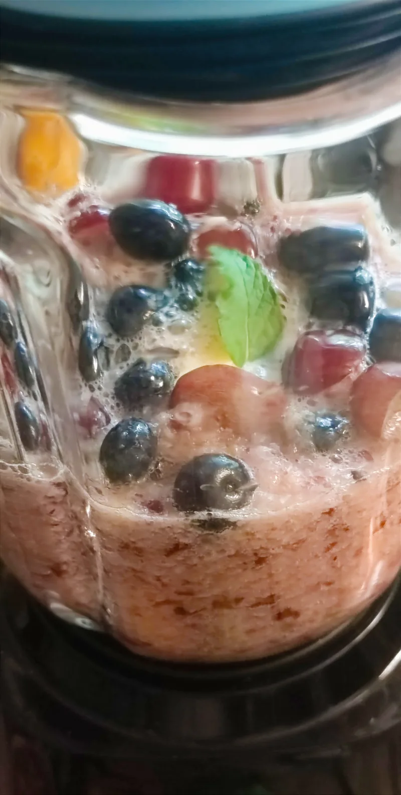 Áfonya–fekete szőlő–alma frissítő – 3. lépés