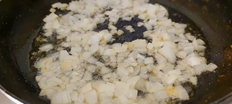 Almás–mustáros csirkefalatok serpenyőben – 2. lépés
