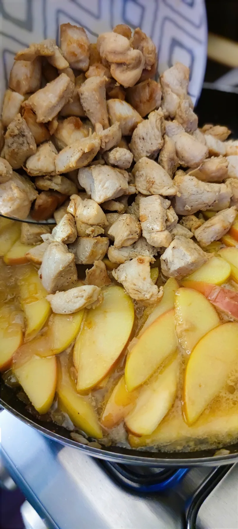 Almás–mustáros csirkefalatok serpenyőben – 3. lépés