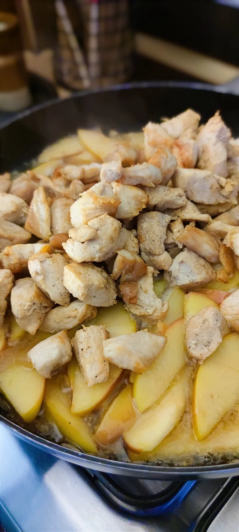 Almás–mustáros csirkefalatok serpenyőben – 4. lépés