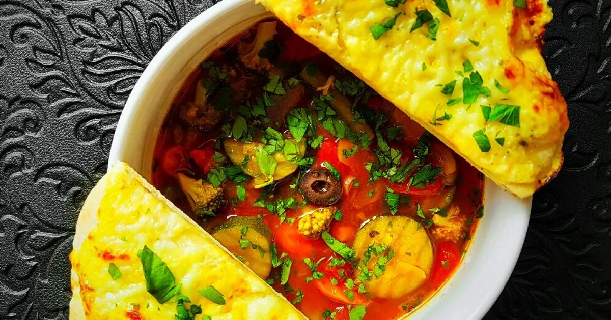 Mediterrán zöldségleves sajtos-joghurtos pitával 🍅👌 recept fotó