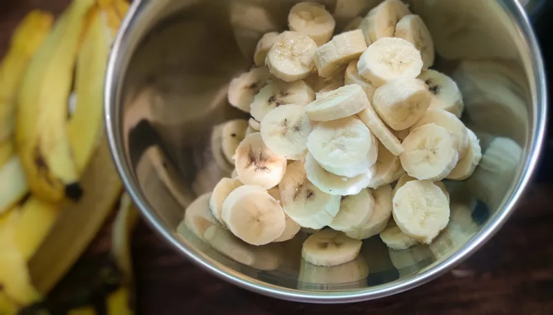 Bársonyos banán smoothie vaníliával és mézzel – 1. lépés